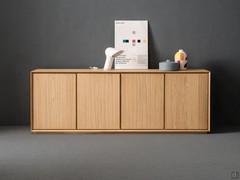 Credenza in legno Merida nel modello a quattro ante battenti, in appoggio a terra su zoccolo in legno