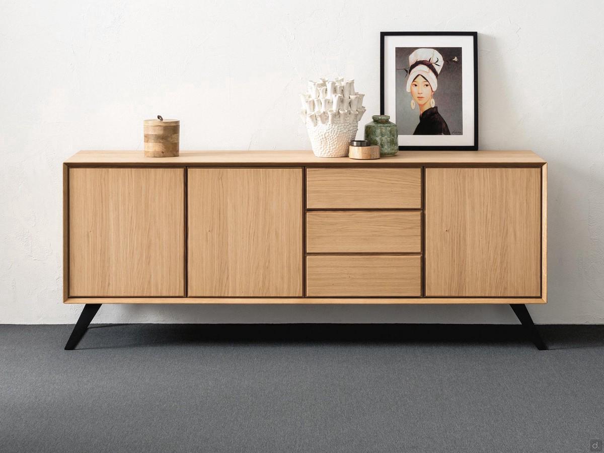 Credenza in legno con ante e cassetti Merida nella versione in rovere Alaska, con staffa inclinata in metallo verniciato