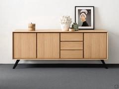 Credenza in legno con ante e cassetti Merida nella versione in rovere Alaska, con staffa inclinata in metallo verniciato