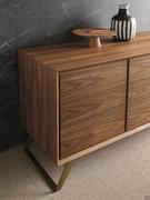 Credenza Merida con ante battenti e struttura in legno di noce impiallacciato, con staffa inclinata in metallo verniciato alta 20 cm