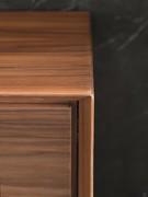 Dettaglio degli spigoli della credenza Merida, realizzati con lavorazione a 45 gradi e leggermente sporgenti rispetto ai frontali, per un particolare effetto "cornice"