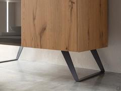 Dettaglio della staffa inclinata, uno dei basamento h.20 cm disponibili per personalizzare la propria credenza o vetrina Pilar. In alternativa è possibile scegliere lo zoccolo a terra alto soli 3 cm