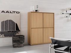 Madia Merida alta 150 cm, qui proposta in rovere Alaska e in appoggio a terra su zoccolo