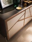 Credenza Cordoba a 3 ante battenti con struttura in materico grigio e anta in noce, con inserto in metallo verniciato Peltro Minerale