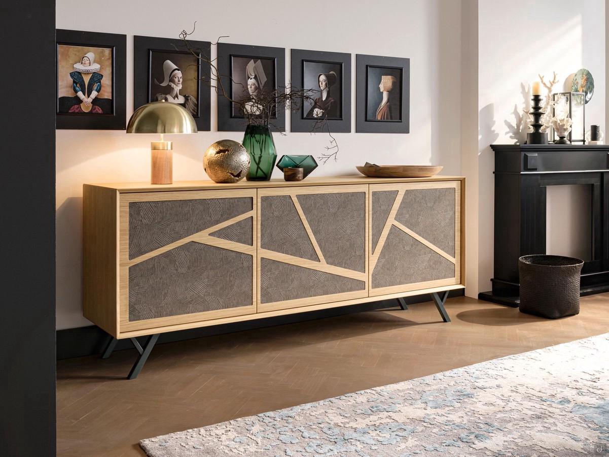 Credenza bassa moderna Palmar con tre ante battenti in rovere Alaska con inserti Texture Natura Grey sulle ante. In appoggio su gamba modello Branch