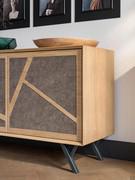Inserti su ante in finitura Texture Natura Grey - il piano superiore e quello inferiore si uniscono ai fianchi con una giunzione a 45°