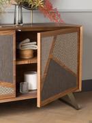 Dettaglio dell'anta con inserto texture Mix Trittico - comodo sistema di apertura tramite push-pull