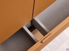 Il cassetto centrale della madia Raiki, largo 120 cm e dunque posto lungo l'intera larghezza del mobile, è in realtà diviso internamente in due vani. La finitura dei cassetti è sempre in nobilitato tramato juta
