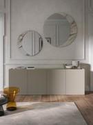 Contornata da complementi d'arredo della medesima collezione, la credenza Harmony arricchisce le zone giorno mantenendo una linea raffinata, lineare a curata