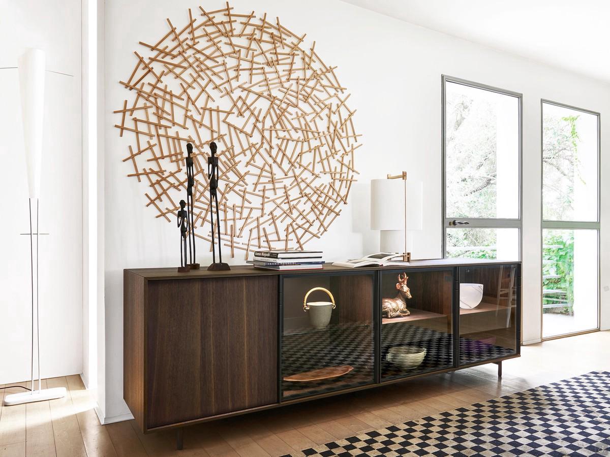 Credenza da soggiorno in legno e vetro Virginia, basamento con piedini cilindrici in metallo