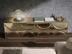 Credenza Amira proposta nella declinazione con rilievi "a mezzaluna". Configurazione adatta per chi predilige una perfetta simbiosi tra elemento di design e spazio circostante