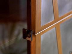 Dettaglio delle ante in vetro e legno della vetrina Cordoba