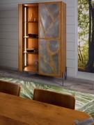 Credenza Cordoba nella versione vetrina, abbinata per finiture al rovere vintage e al metallo ossidato decor del tavolo Belem e delle sedie Carmen