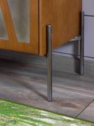 Particolare del basamento Round, con piedini alti e cilindrici anch'essi in metallo ossidato decor