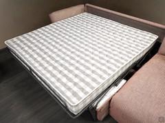 Particolare del materasso De Luxe h.17 cm in espanso, di serie sul divano letto Cure
