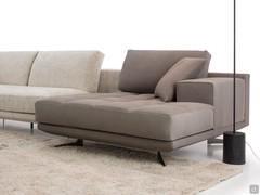 Particolare della chaise longue con seduta trapuntata cm 125 p.145 con bracciolo cm 30