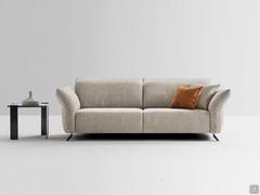 Divano lineare Halifax qui proposto con braccioli mod. B6: la combinazione di movimento relax e spalliere e braccioli reclinabili consente di trovare la posizione ergonomica migliore