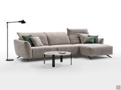 Divano Halifax con chaise longue, qui rappresentato con braccioli arrotondati mod. B1 e rivestimento in tessuto
