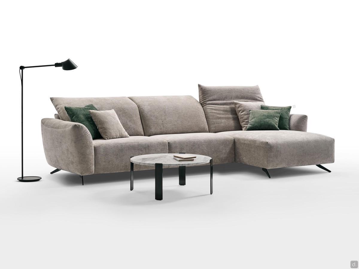 Divano Halifax con chaise longue, qui rappresentato con braccioli arrotondati mod. B1 e rivestimento in tessuto