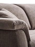 Particolare del bracciolo mod. B3 con cuscino imbottito per un appoggio confortevole ed accogliente
