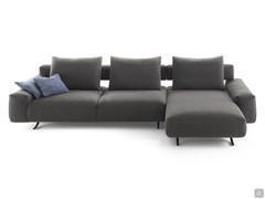Divano Shirley qui proposto nella versione con chaise longue