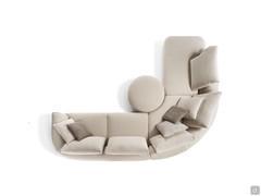Divano curvo a "L" Galway abbinato al pouf diametro 90 cm che trova la perfetta collocazione al centro dell'elemento angolare