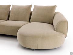 Particolare della comoda chaise longue da 133 x 178 cm con profilo curvato sul davanti