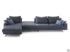 Divano Arren qui proposto in una composizione destrutturata con chaise longue, pouf usato come seduta senza schienale ed elemento terminale con bracciolo