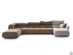 Grande divano moderno componibile Monterey con elemento terminale e pouf da un lato e chaise longue con bracciolo dall'altra