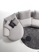 Particolare dell'elemento centrale curvo che si inserisce tra la chaise longue e il terminale così da creare una composizione divano moderna e arrontondata
