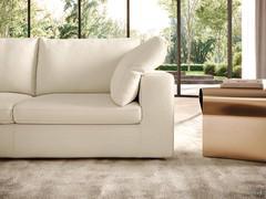 Divano Vaud con comodi braccioli a cuscino, sempre inclusi in qualsiasi composizione e rivestiti in tinta al divano in tessuto, velluto o similpelle