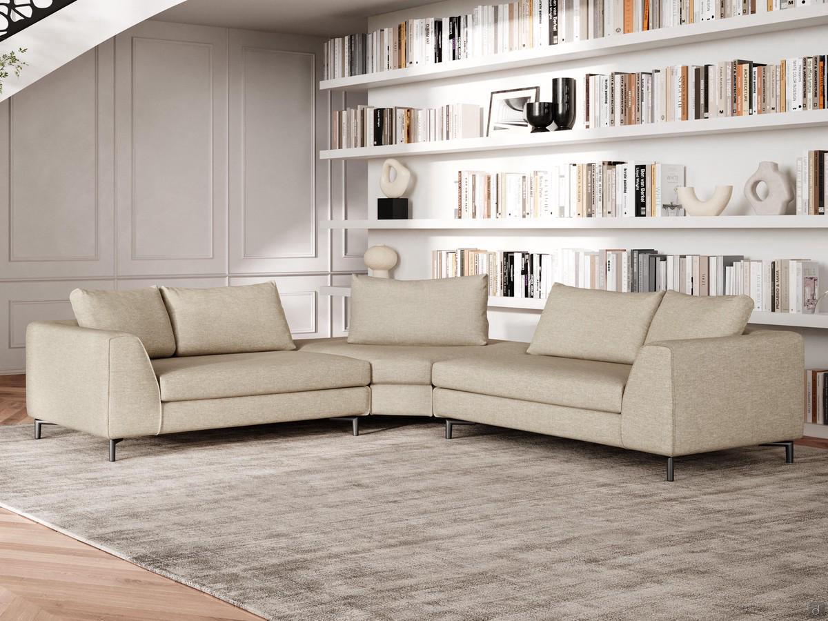 Divano morbido e componibile con piedini alti Everdeen. Ampi e soffici cuscini di seduta, piedino in metallo nero opaco e il bracciolo sagomato delineano uno stile senza tempo