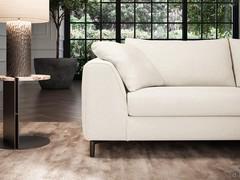 Bracciolo sagomato e lievemente inclinato nella foto impreziosito dal cuscino schienale. Il piedino in metallo solleva la struttura di cm 13 dal pavimento