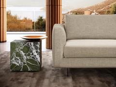 L'intera struttura si erge snella e delicata in appoggio sui piedini "stiletto" cilindrici in metallo. Disponibili anche i piedini con sistema "easy move" o il sistema slitta