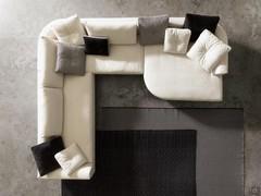 Divano Hamilton in una grande composizione angolare con chaise longue, in cui si alternano elementi con angoli squadrati ad altri con angoli arrotondati