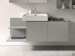 Elemento aperto su due lati, alternativa al classico elemento laterale Atlantic con ripiano. Entrambe le varianti sono disponibili nel configuratore in numerose dimensioni e finiture, per adattarsi a qualsiasi composizione Atlantic o Frame