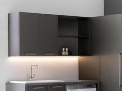 Pensile per lavanderia Oasis a due ante battenti cm 70 h.75 in nobilitato effetto legno Reflex Carbon, in affiancamento ad un pensile a giorno Oasis con le stesse dimensioni e finiture (schienale di serie in nobilitato grigio orione)