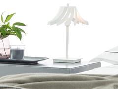 Lampada Turning con paralume in metallo tagliato dalla forma particolare e dinamica