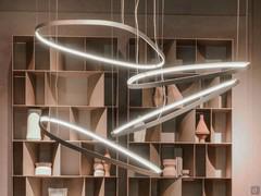 Composizione geometrica irregolare - il frame in metallo racchiude la luce LED 