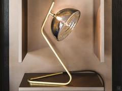Lampada da tavolo con struttura piegata Sunset in ottone satinato dal design originale