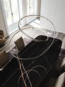 Lampada a sospensione led Heaven di Cattelan, in un elegante abbinamento con un tavolo dal piano in Keramik Sahara Noir