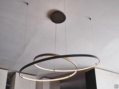 Lampada Heaven in metallo goffrato titanio, con rosone in tinta e cavi di sostegno in acciaio inox