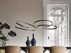 Composizione di lampade a sospensione Heaven di Cattelan, entrambe con la particolare struttura in metallo curvato e arricciato ma con forme diverse e una diversa proiezione della luce