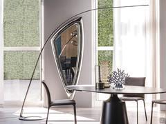 Lampada ad arco Lampo di Cattelan dal design minimal, qui proposta in metallo goffrato titanio