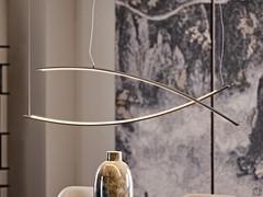 Lampada a sospensione di design Katana di Cattelan, con struttura in metallo goffrato titanio