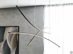 Lampada a sospensione Katana di Cattelan, disponibile sia con singolo diffusore che in composizioni personalizzate (per un massimo di 3 diffusori per rosone)