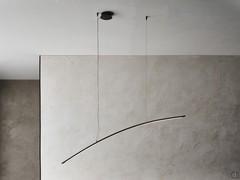 Lampada a sospensione di design Katana di Cattelan, con rosone centrale in tinta alla struttura in metallo