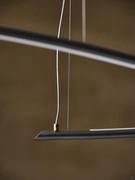 Dettaglio della finitura in metallo goffrato Titanio e del cavo in acciaio inox che sostiene le lampade Katana