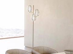 Lampada da terra Guadalupe, con tre diffusori in vetro soffiato (gli stessi della versione a sospensione) e struttura in metallo verniciato, in due varianti cromatiche