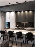 Tre lampadari Poe a sospensione singola per un'illuminazione puntuale del piano snack